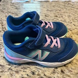 NEVER BEEN WORN Girls new balance, size 9t